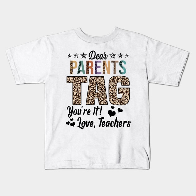 Dear Parents Tag You're It Love Teachers End Of Year School Kids T-Shirt by nikolay